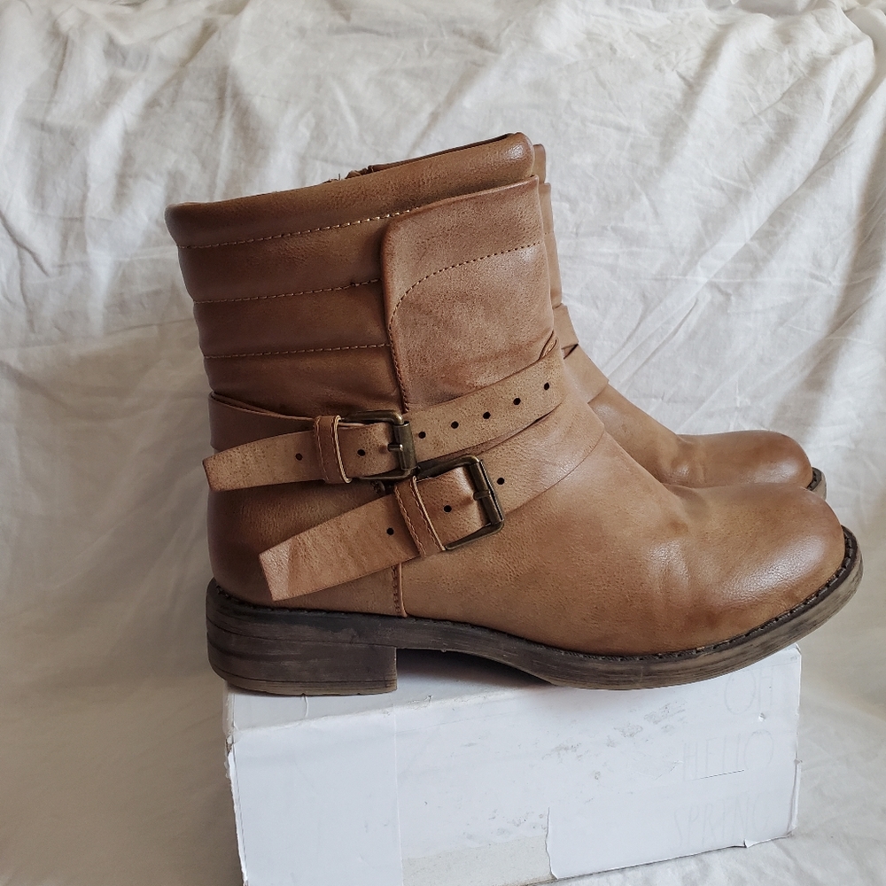 Kadi Maya women's ankle boots.